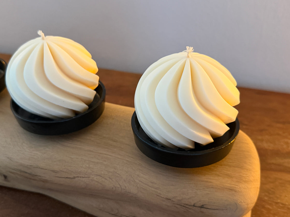 Adventskranz neu gedacht - Kerzenständer aus geschliffenem Eichenholz, schwarze Kerzenteller, vier Designkerzen Unikat Nr. 1184