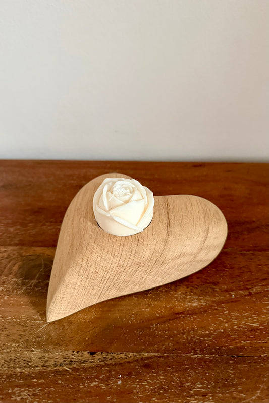 Herz aus geschliffenem Eichenholz liegend mit Designkerzen 1598