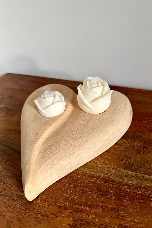 Herz aus geschliffenem Eichenholz liegend mit Designkerzen 1597