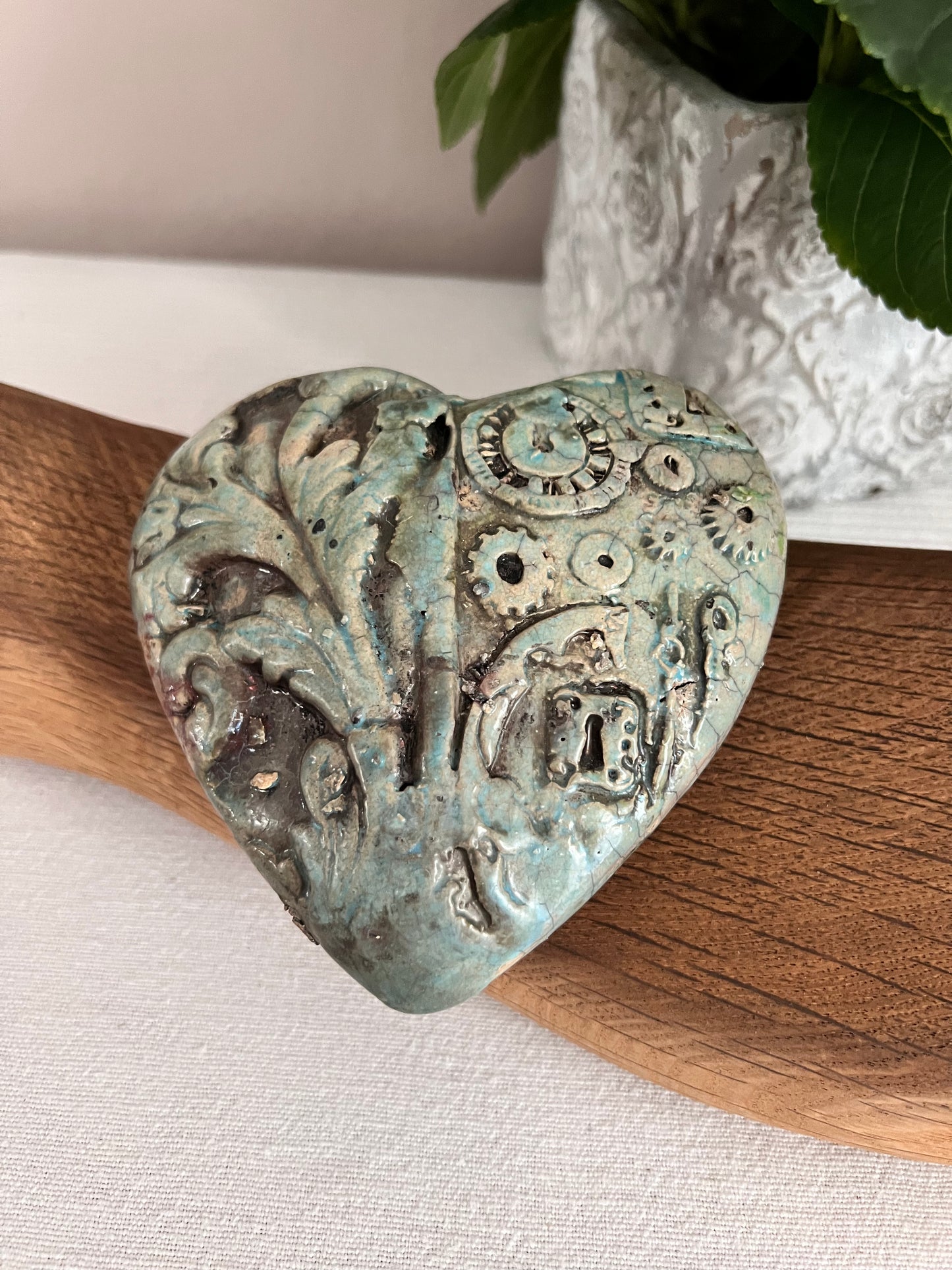 Kerzenständer aus geschliffenem Eichenholz auf Metallplatte mit Keramikherz und zwei Designkerzen