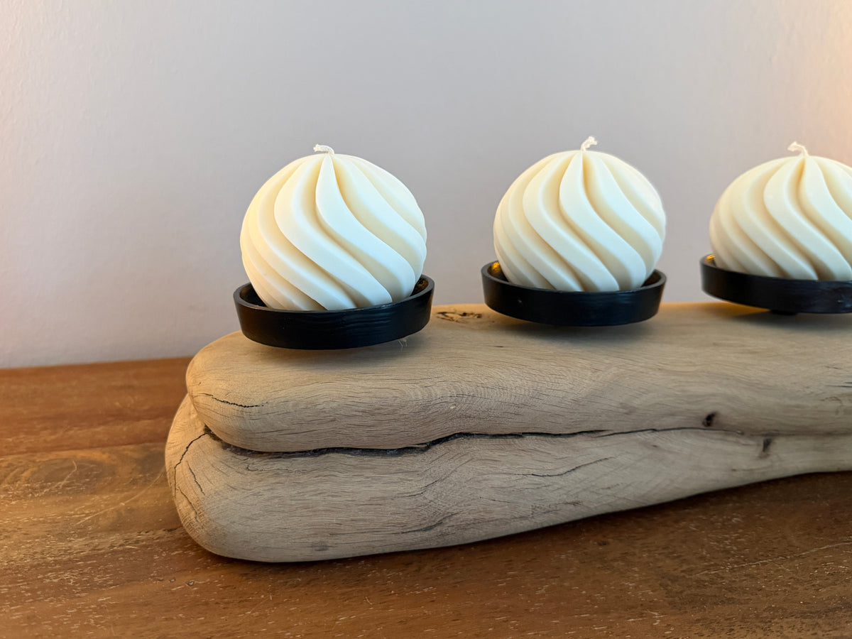 Adventskranz neu gedacht - Kerzenständer aus geschliffenem Eichenholz, schwarze Kerzenteller, vier Designkerzen Unikat Nr. 1184