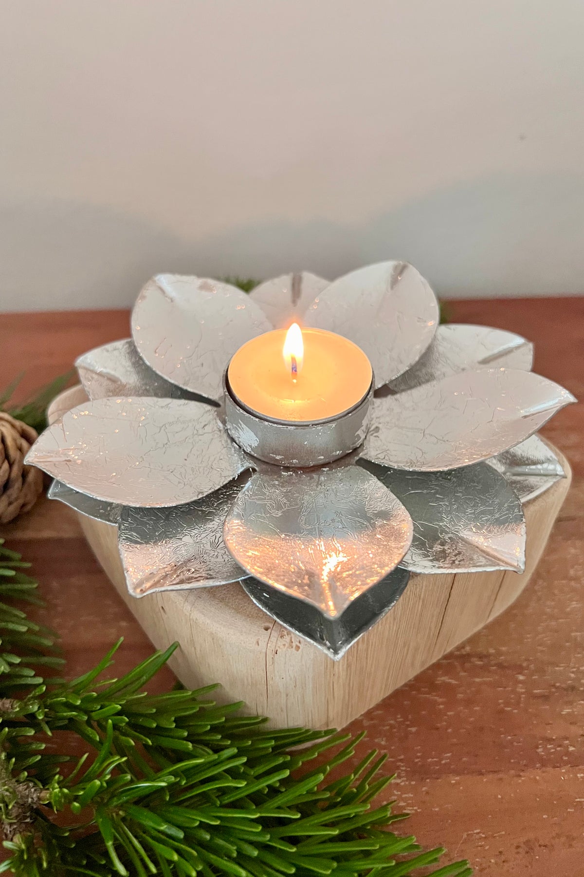 Holzstamm geschliffen mit Windlicht Lotusblüte silber 1438