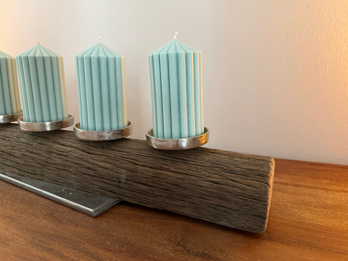Adventskranz neu gedacht - Kerzenständer aus gebürstetem Eichenholz, silberfarbene Kerzenteller, vier Designkerzen Unikat Nr. 1134