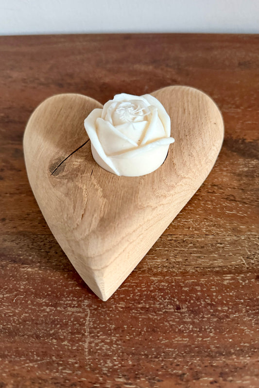 Herz aus geschliffenem Eichenholz liegend mit Designkerzen 1599