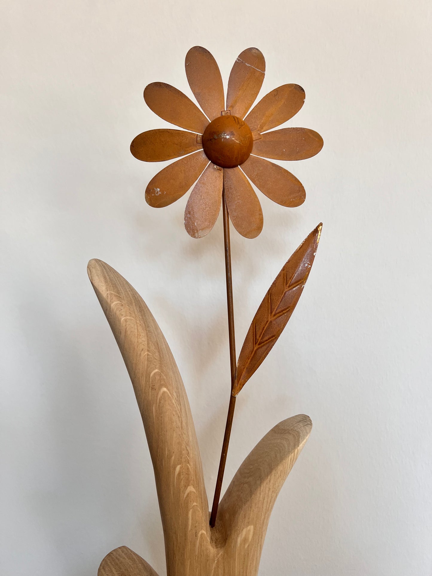 Dekoobjekt Blume aus geschliffenem Eichenholz auf Metallständer