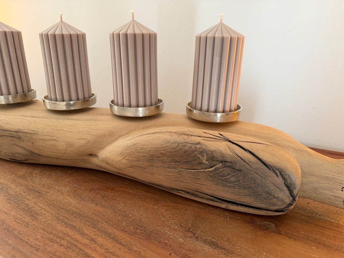 Adventskranz neu gedacht - Kerzenständer aus geschliffenem Eichenholz, silberfarbene Kerzenteller, vier Designkerzen Unikat Nr. 1183