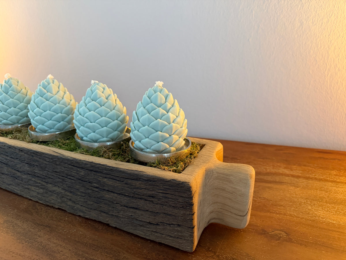 Adventskranz neu gedacht - Kerzenständer aus gebürstetem Eichenholz, silberfarbene Kerzenteller, vier Designkerzen, Unikat Nr. 1101
