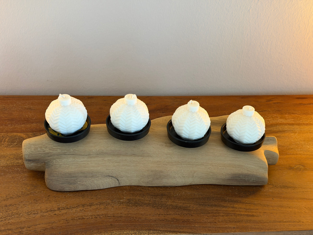 Adventskranz neu gedacht - Kerzenständer aus geschliffenem Eichenholz, schwarze Kerzenteller, vier Designkerzen Unikat Nr. 1185
