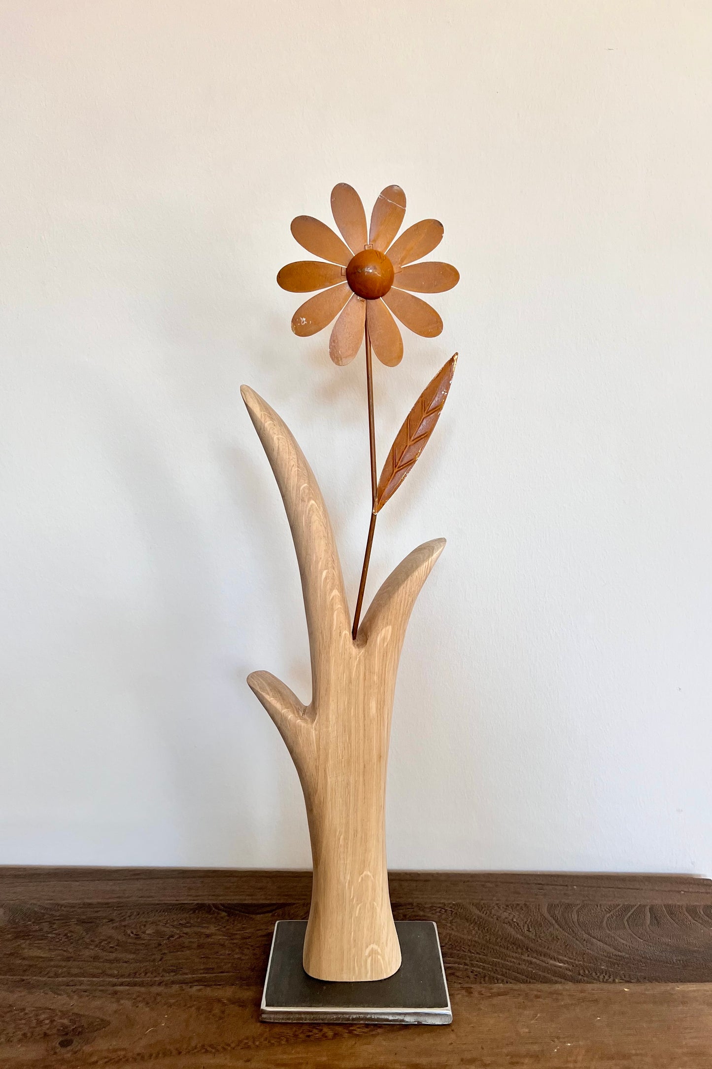 Dekoobjekt Blume aus geschliffenem Eichenholz auf Metallständer
