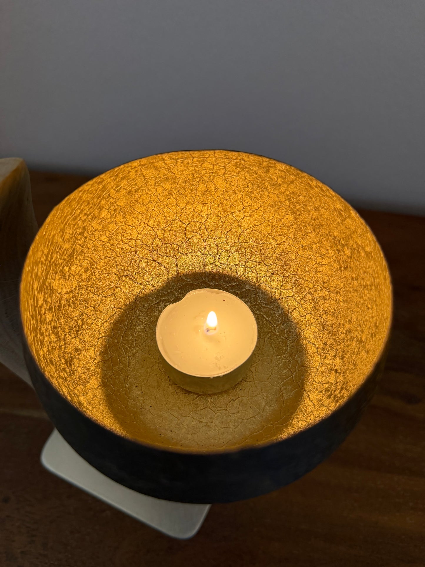 Lichtschale auf Holzstamm geschliffen 1641