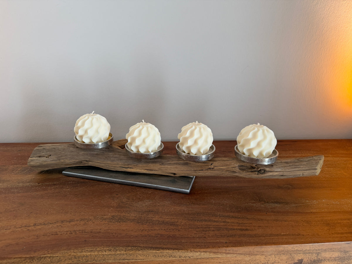 Adventskranz neu gedacht - Kerzenständer aus gebürstetem Eichenholz, silberfarbene Kerzenteller, vier Designkerzen, Unikat Nr. 1136