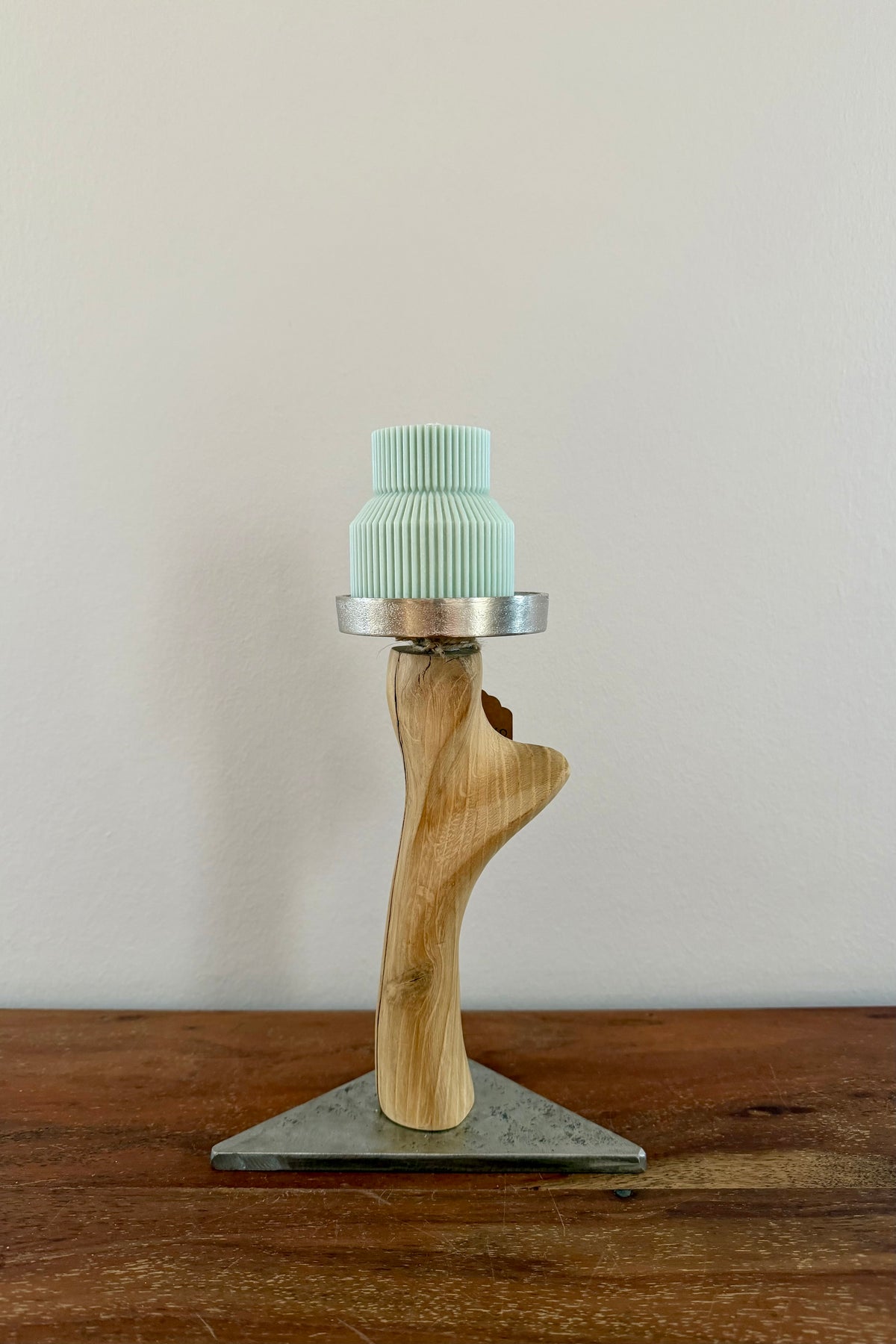 Kerzenständer aus geschwungenem Eichenholz mit Designkerze, Unikat Nr. 0352, Ansicht 1