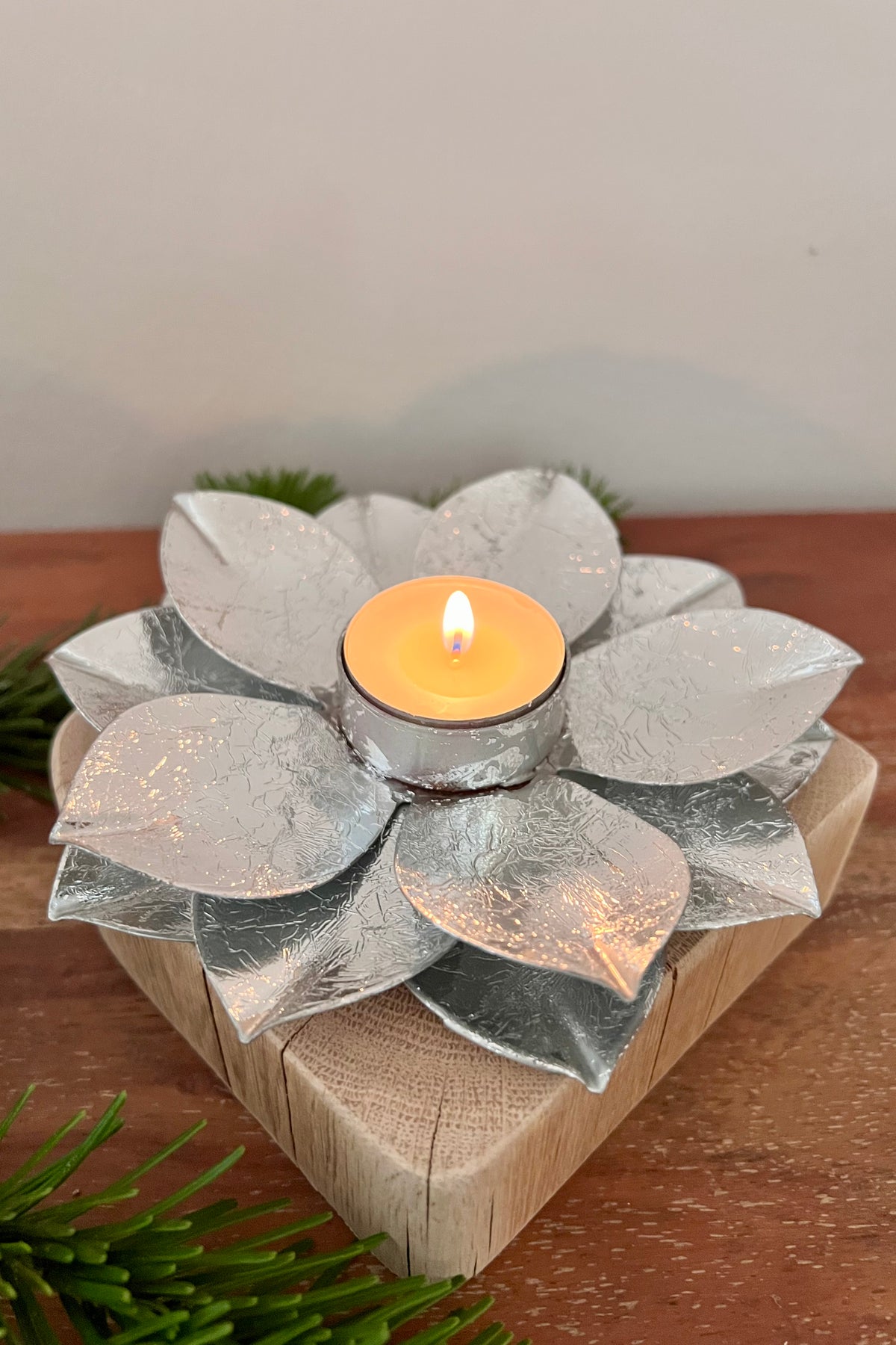 Holzstamm geschliffen mit Windlicht Lotusblüte silber 1441