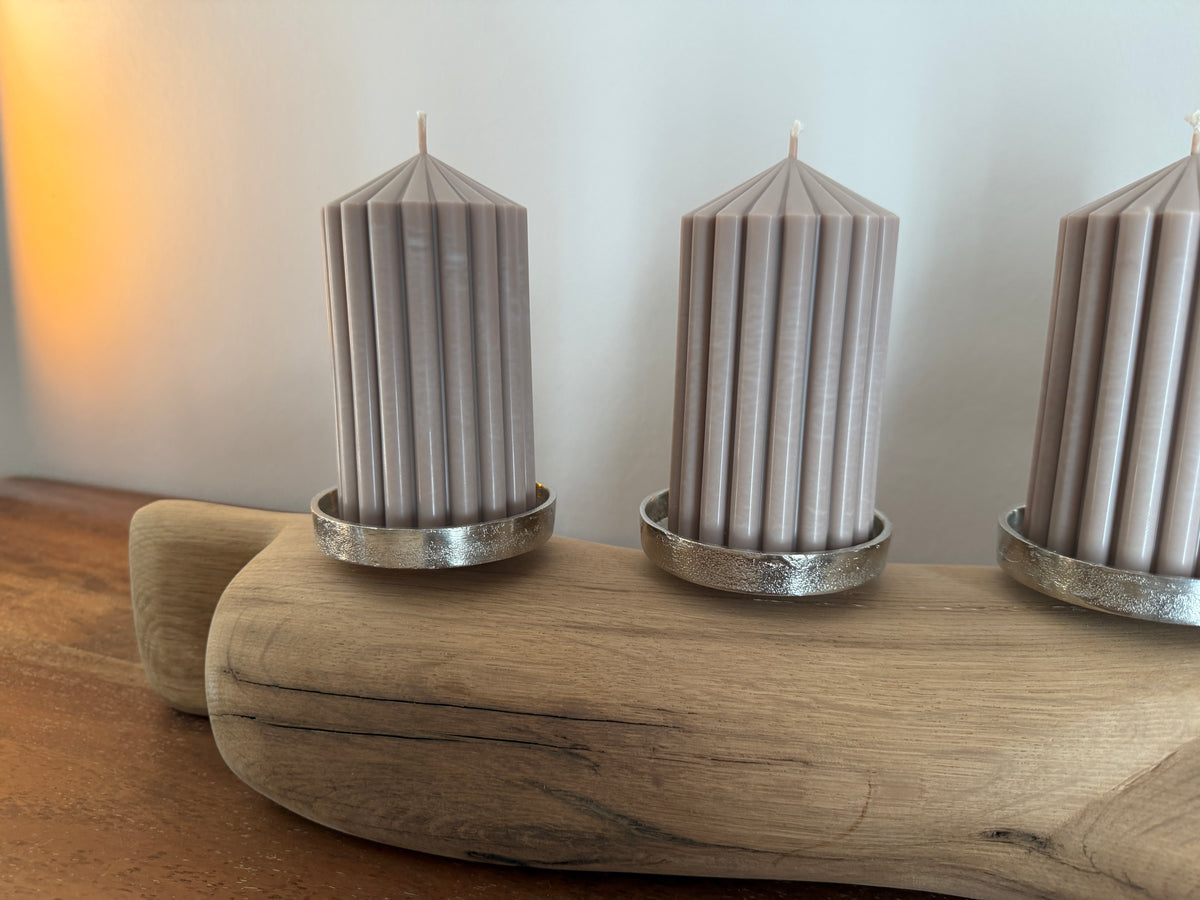 Adventskranz neu gedacht - Kerzenständer aus geschliffenem Eichenholz, silberfarbene Kerzenteller, vier Designkerzen Unikat Nr. 1183