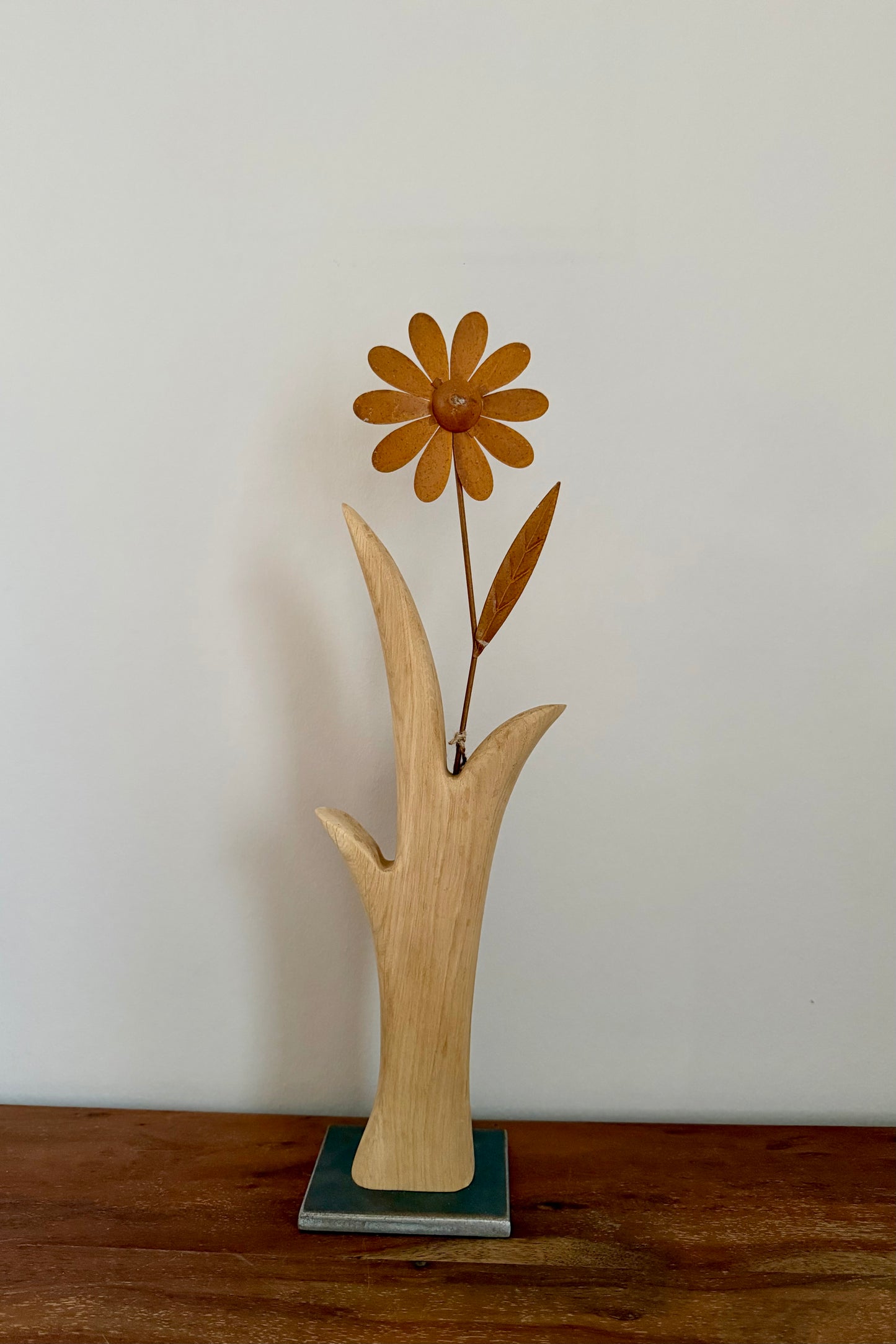 Metallblume rostfarben auf geschliffenem Eichenholz 0937