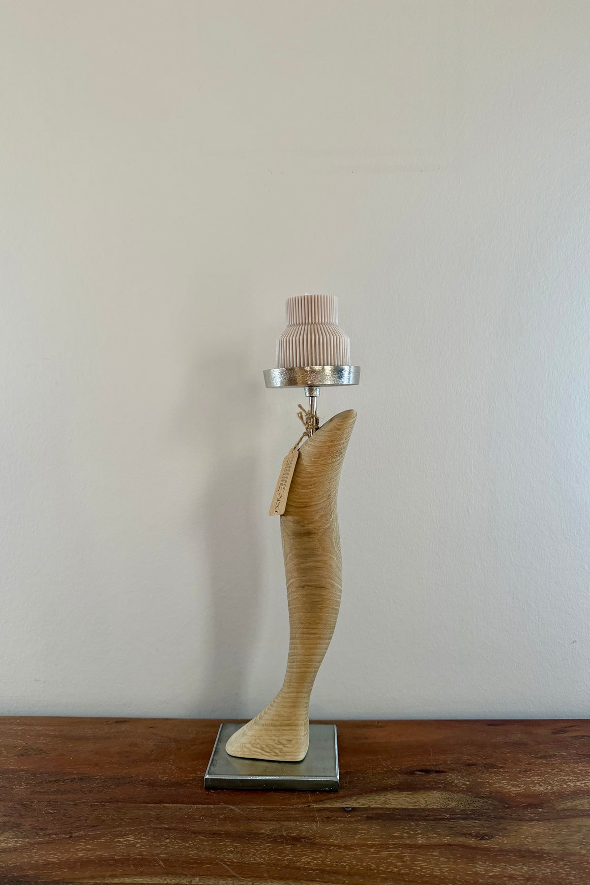 Kerzenständer aus geschwungenem Eichenholz mit Designkerze, Unikat Nr. 0780, Ansicht 1