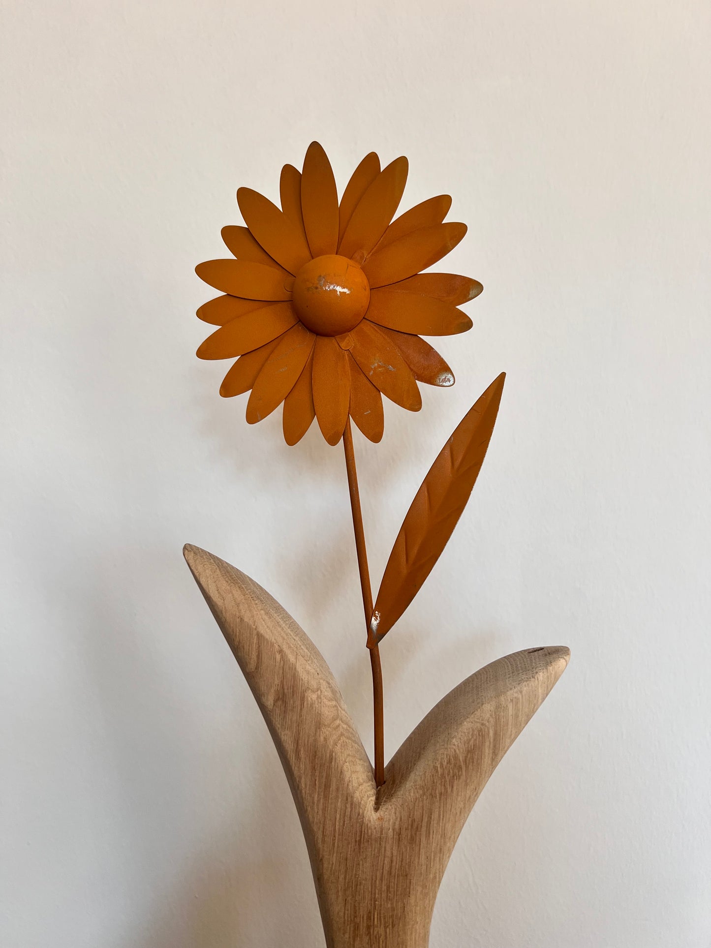 Dekoobjekt Blume aus geschliffenem Eichenholz auf Metallständer