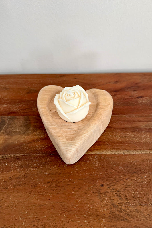 Herz aus geschliffenem Eichenholz liegend mit Designkerzen 1596