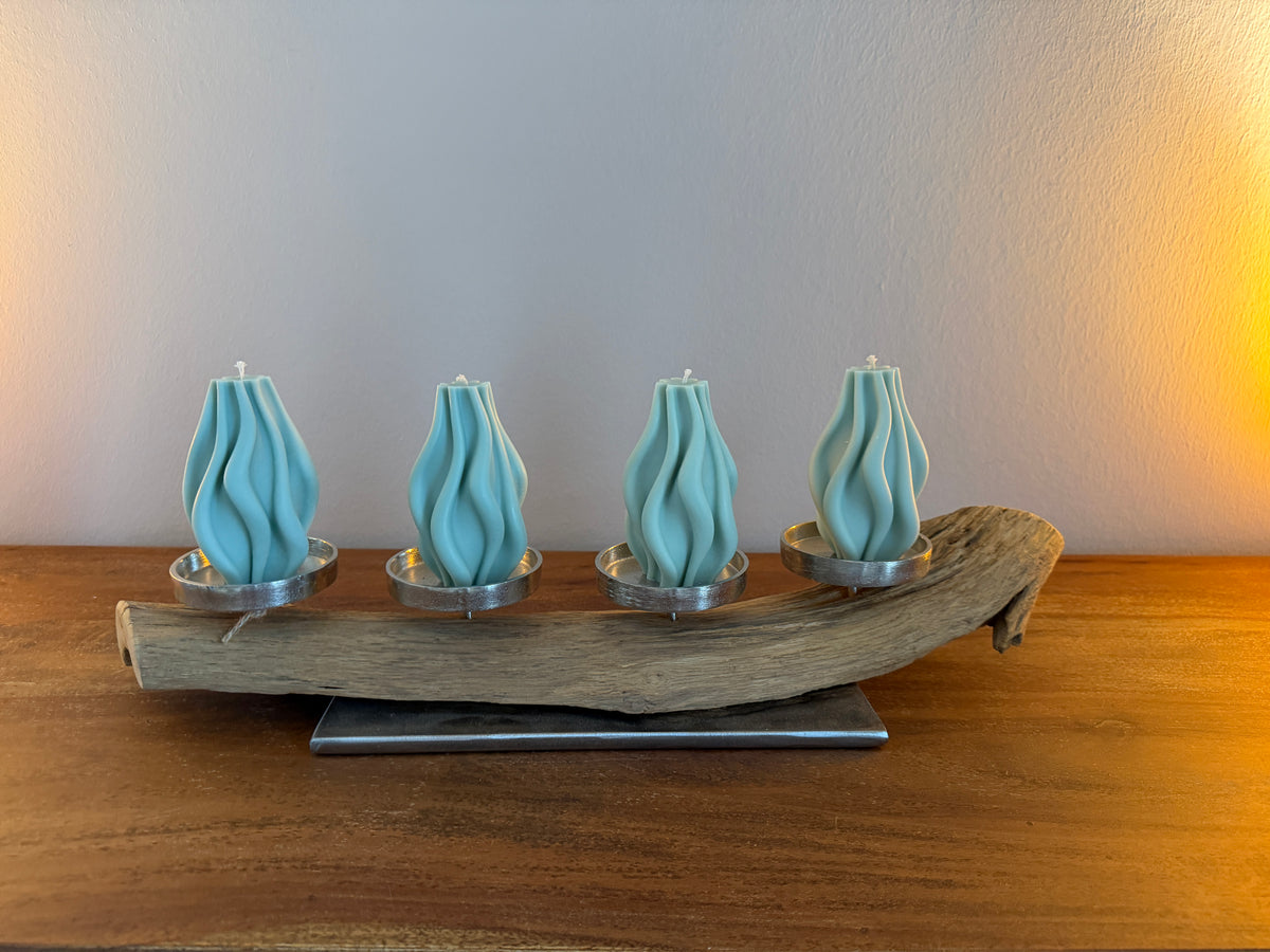 Adventskranz neu gedacht aus gebürstetem Eichenholz, silberfarbene Kerzenteller, vier Designkerzen Unikat Nr. 0967