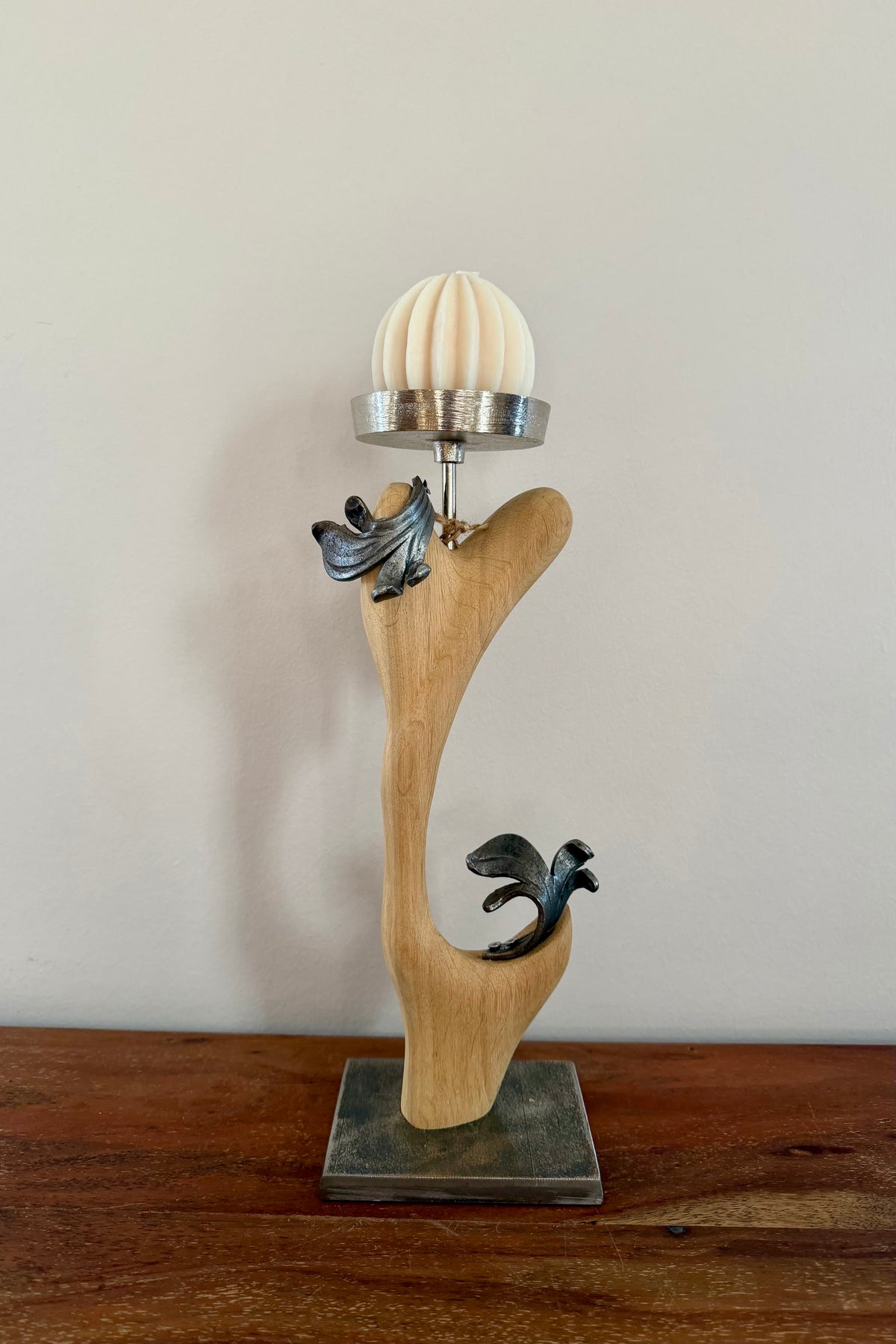 Kerzenständer aus geschwungenem Eichenholz mit Metallmotiven und Designkerze, Unikat Nr. 0776, Ansicht 1