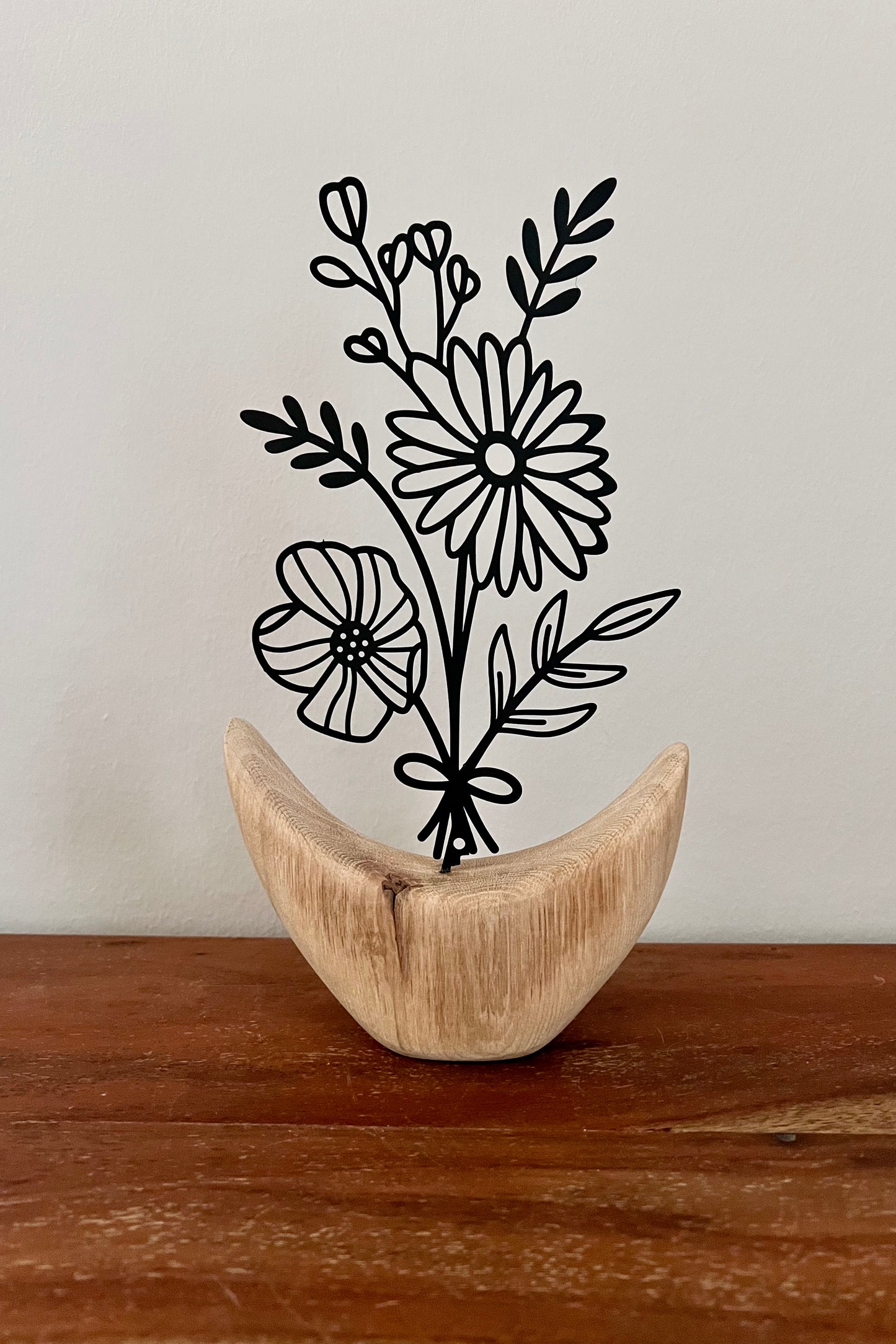 Dekoobjekt Blume aus geschliffenem Eichenholz auf Metallständer