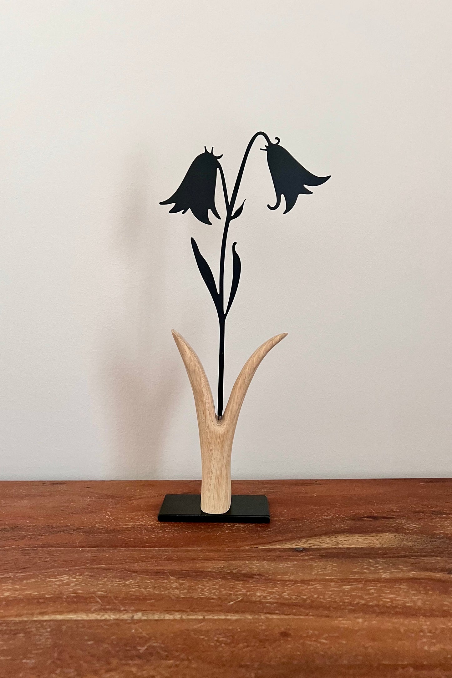 Metallblume schwarz auf Eichenholz, Unikat Nr. 0944, Ansicht 1