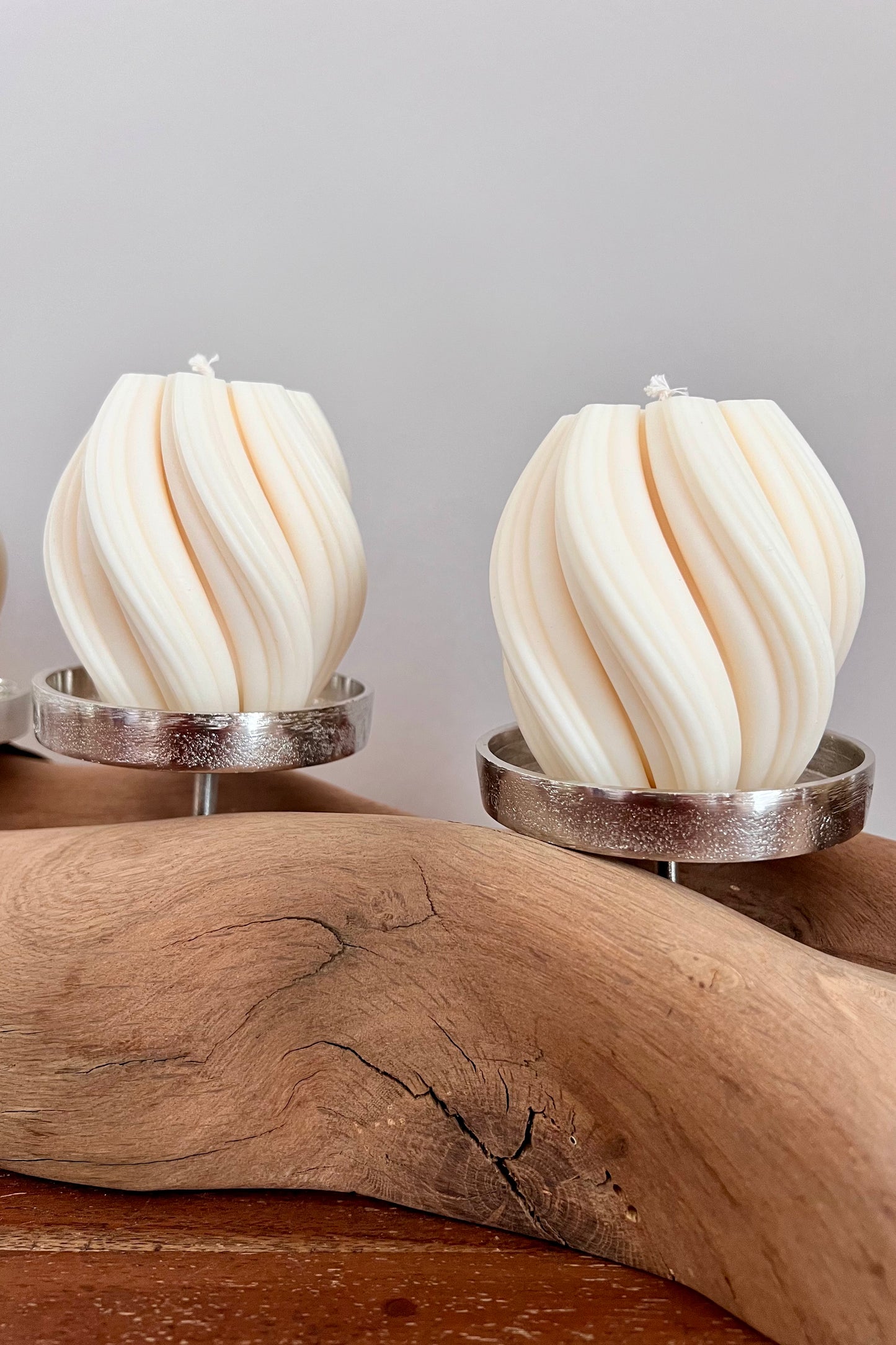 Adventskranz neu gedacht - Kerzenständer aus geschliffenem Eichenholz, silberfarbene Kerzenteller, vier Designkerzen Unikat Nr. 1156