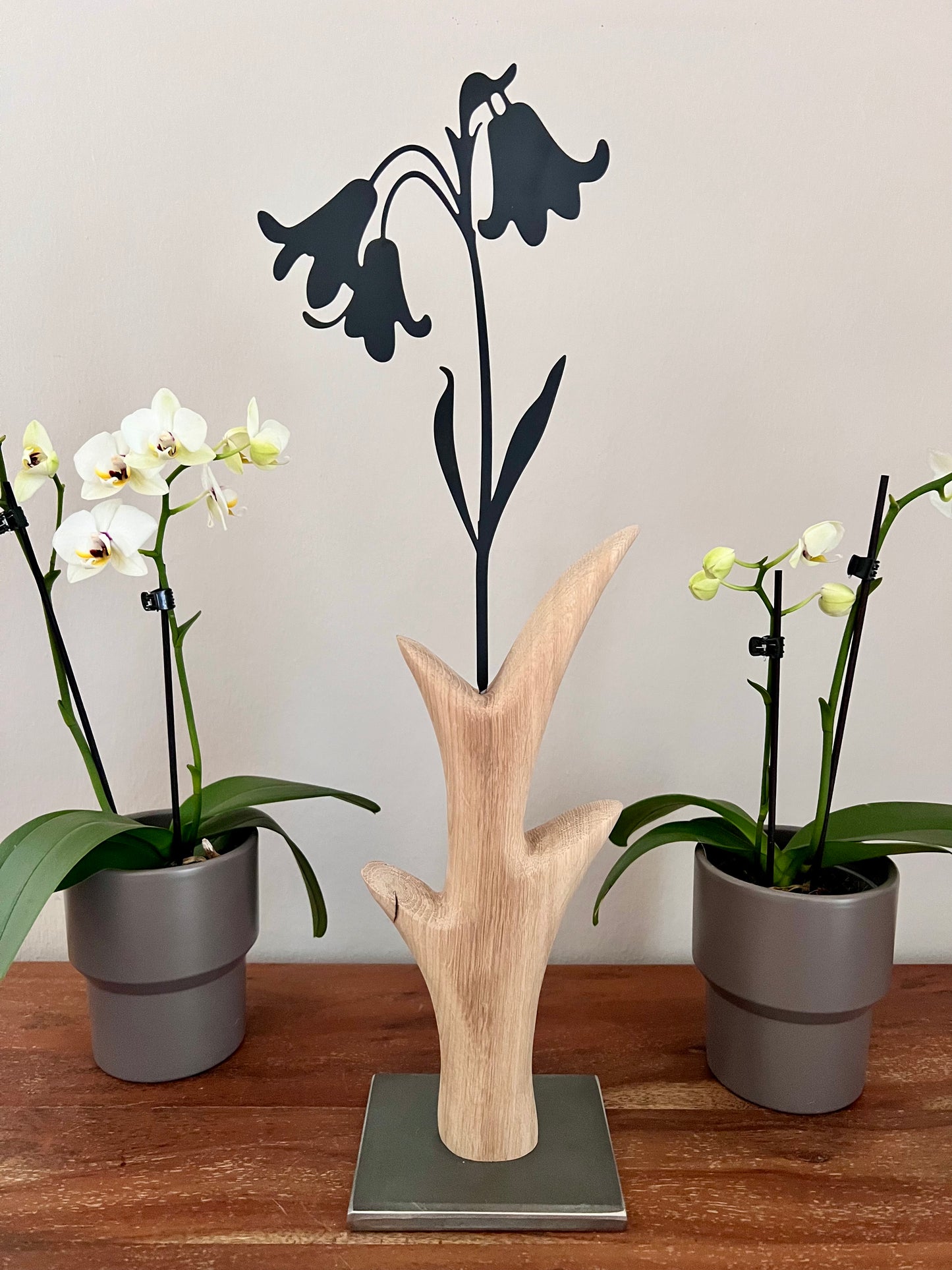 Dekoobjekt Blume aus geschliffenem Eichenholz auf Metallständer