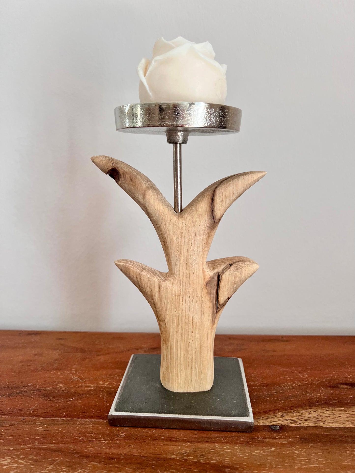 Kerzenständer Blume aus geschliffenem Eichenholz mit Designkerze
