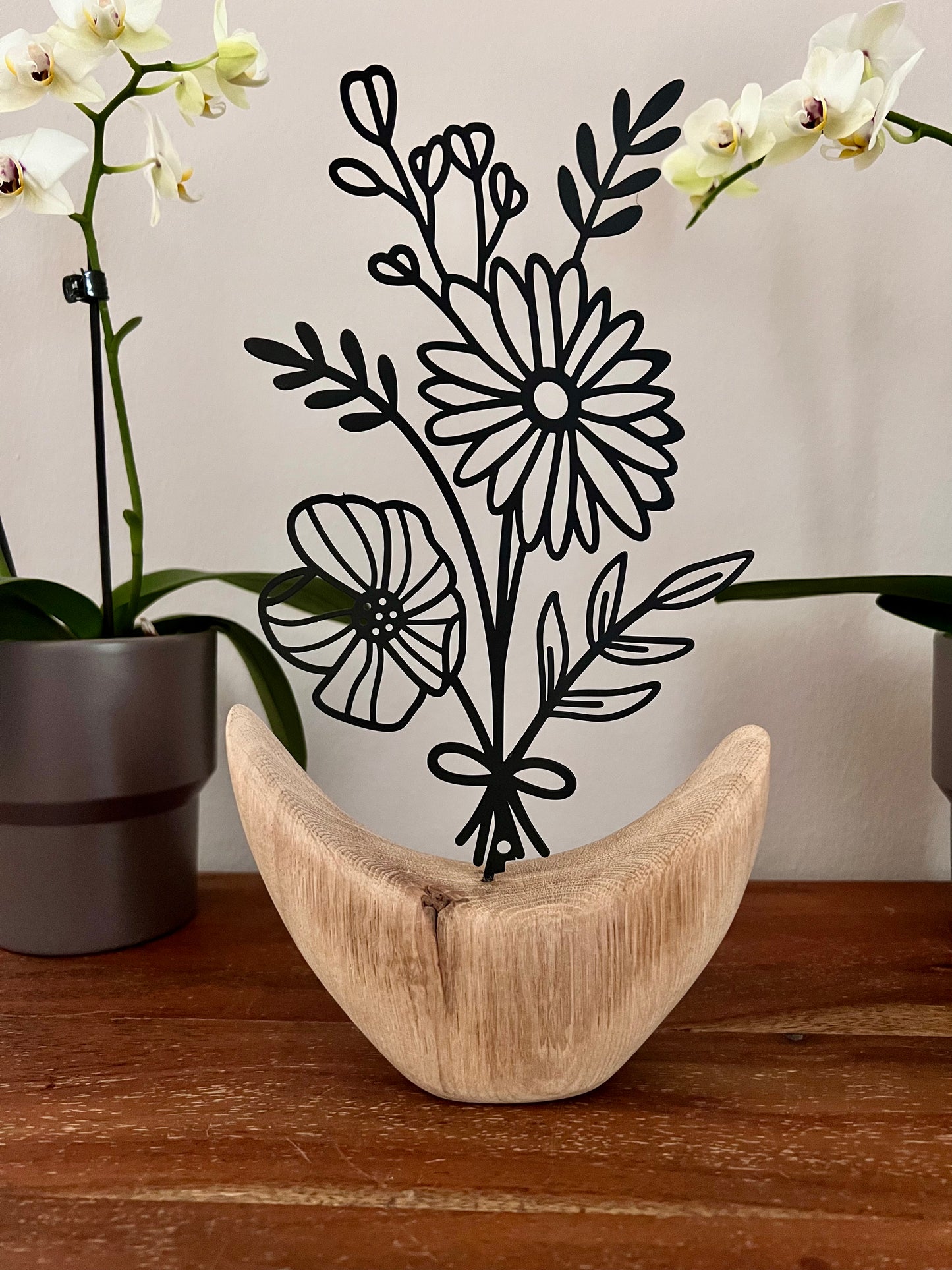 Dekoobjekt Blume aus geschliffenem Eichenholz auf Metallständer