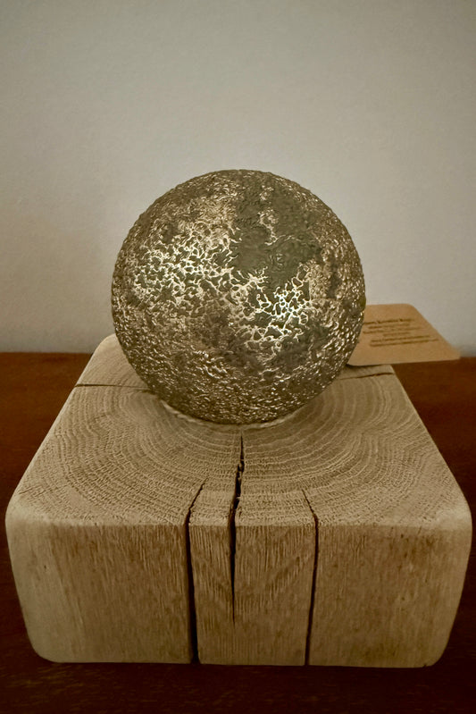 Leuchtkugel Glas auf Holzstamm geschliffen 1577