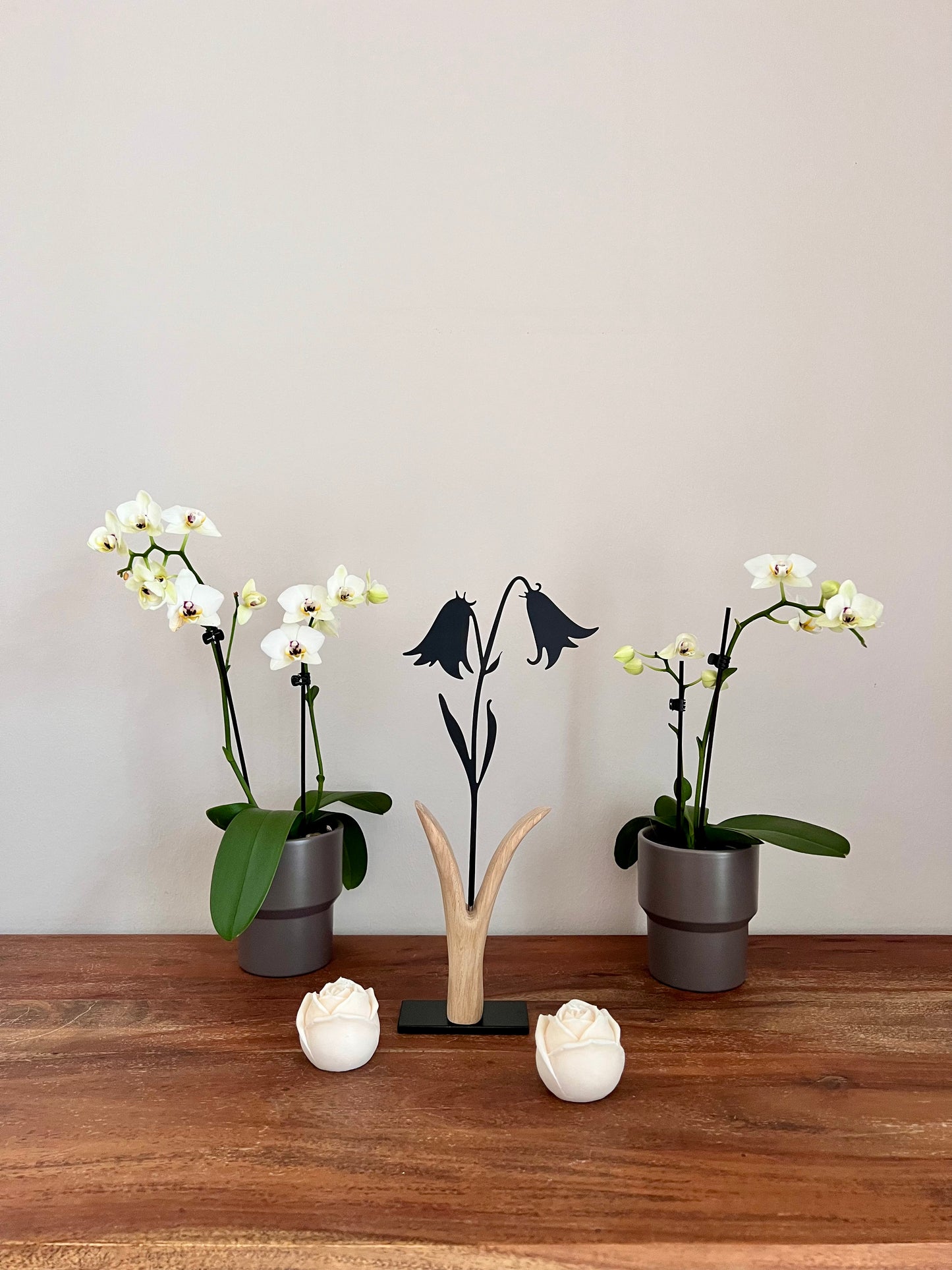 Dekoobjekt Blume aus geschliffenem Eichenholz auf Metallständer