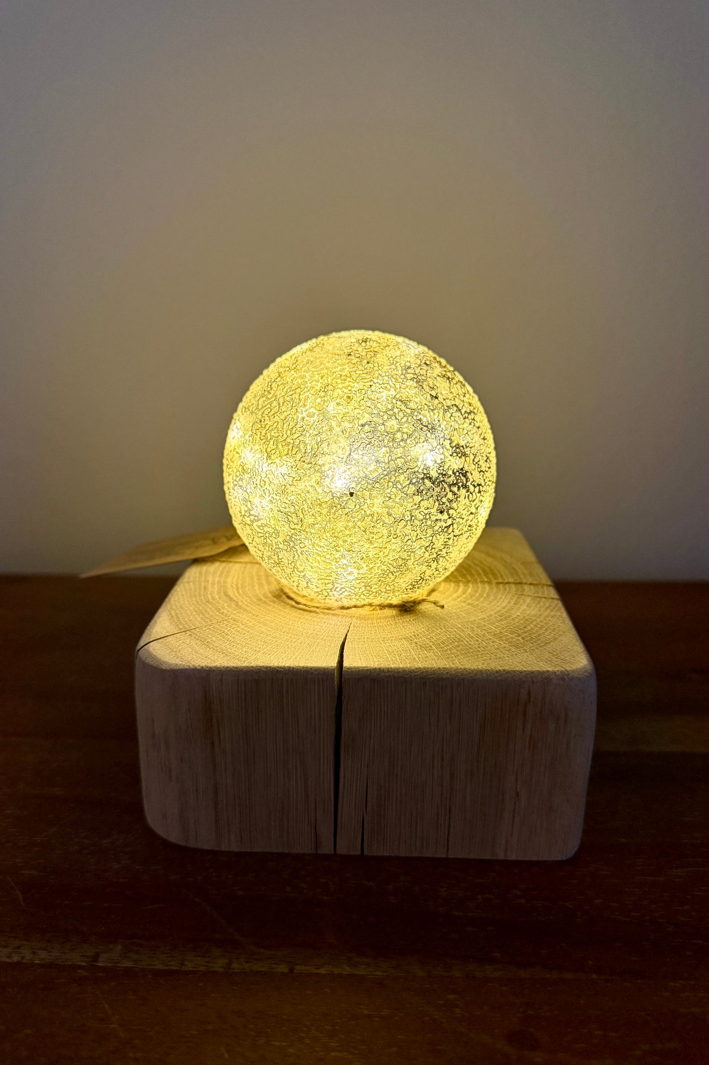 Leuchtkugel Glas auf Holzstamm geschliffen 1577