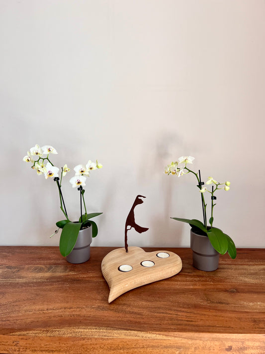 Herz aus geschliffenem Eichenholz liegend mit drei Teelichtern und Sylt-Silhouette