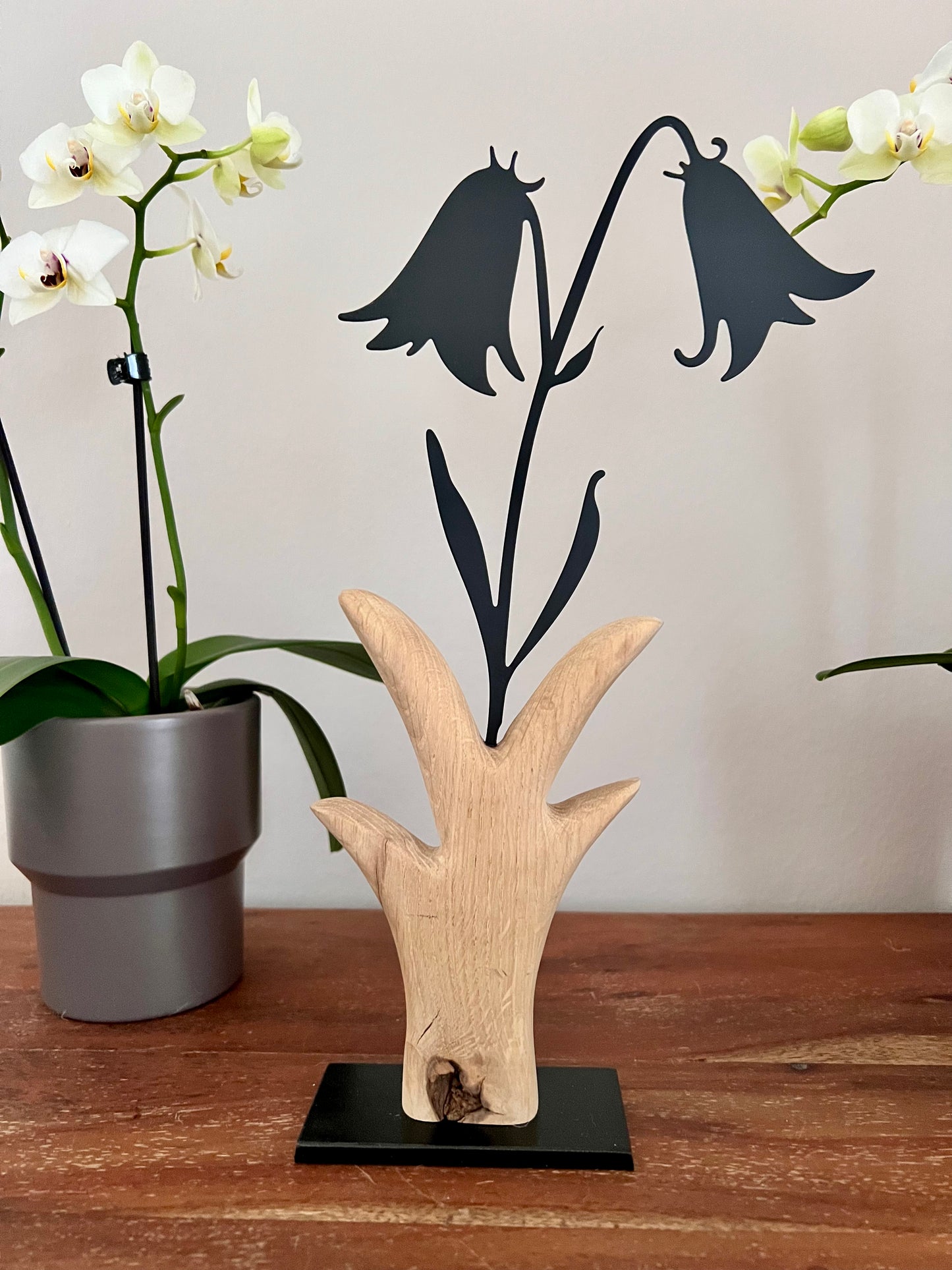 Dekoobjekt Blume aus geschliffenem Eichenholz auf Metallständer