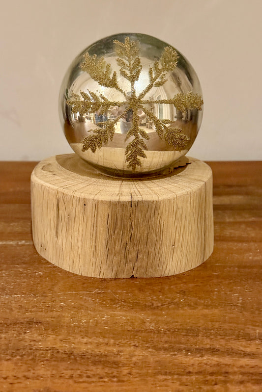 Leuchtkugel Glas auf Holzstamm geschliffen 1585