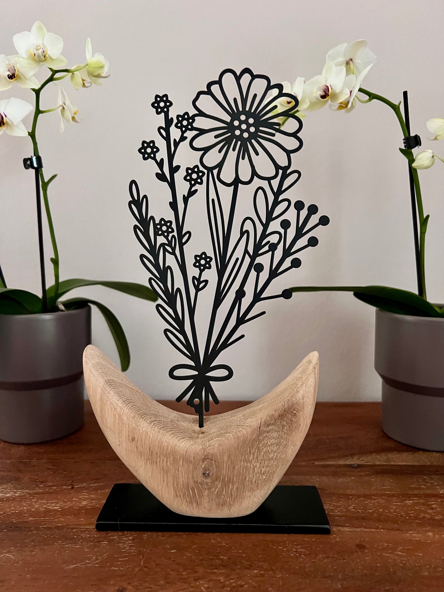 Dekoobjekt Blume aus geschliffenem Eichenholz auf Metallständer