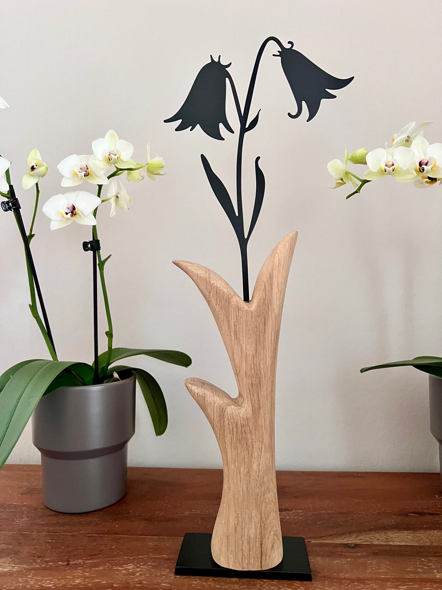 Dekoobjekt Blume aus geschliffenem Eichenholz auf Metallständer