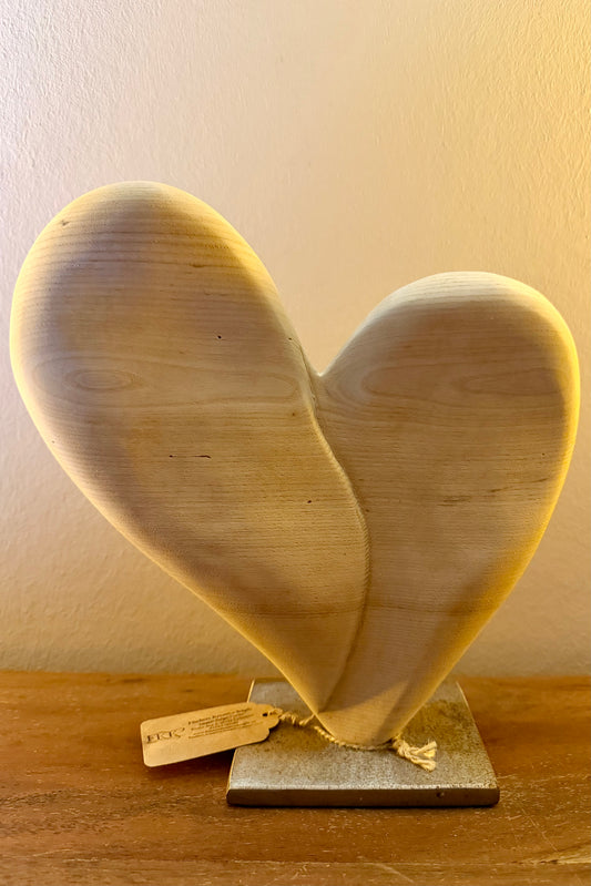 Herz aus geschliffenem Eichenholz auf Metallständer 0772