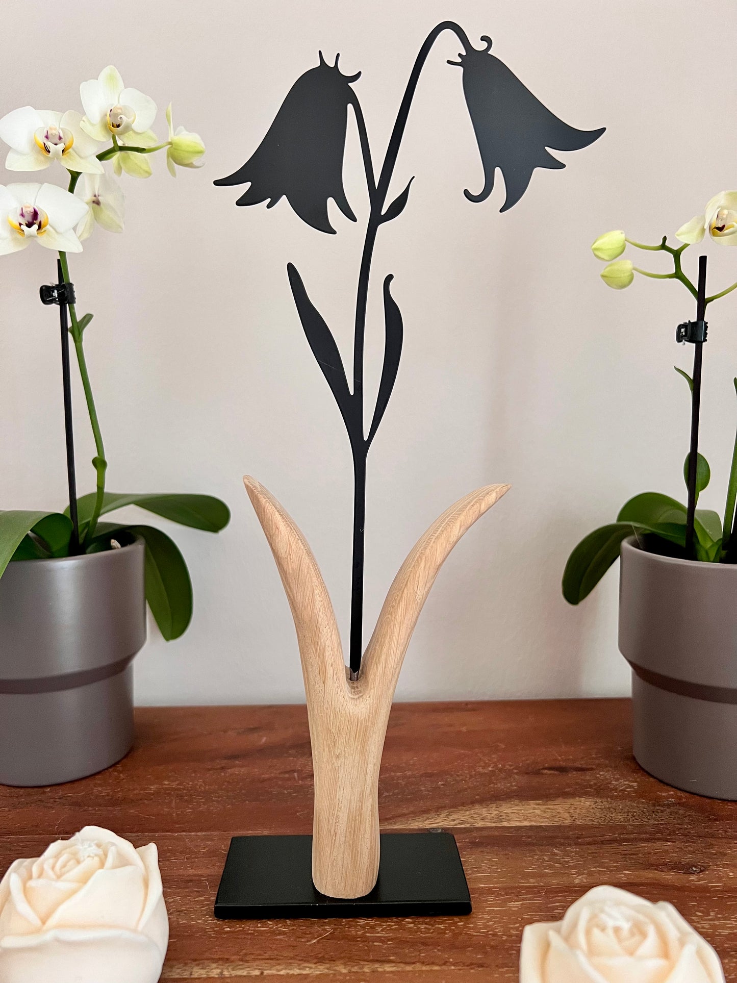 Dekoobjekt Blume aus geschliffenem Eichenholz auf Metallständer