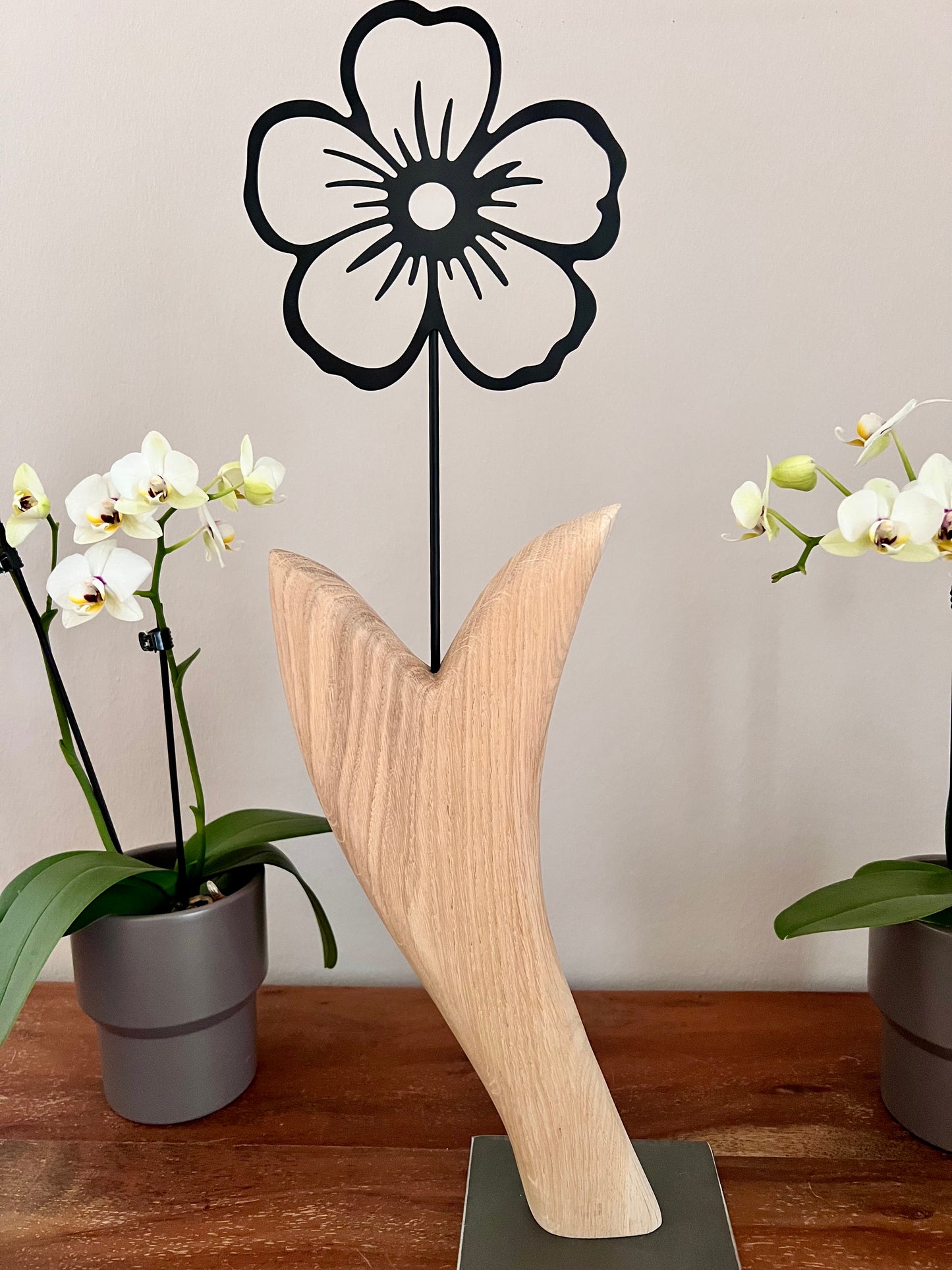 Dekoobjekt Blume aus geschliffenem Eichenholz auf Metallständer