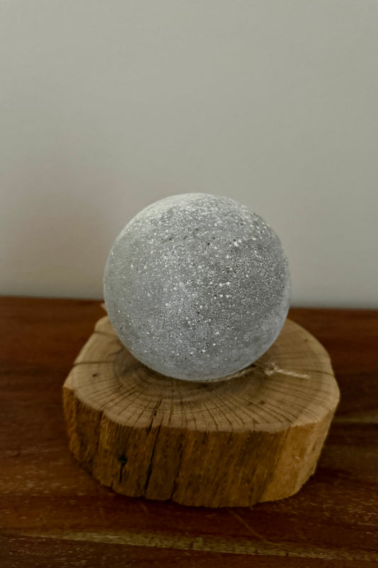 Leuchtkugel Glas auf Holzstamm gebürstet 1580