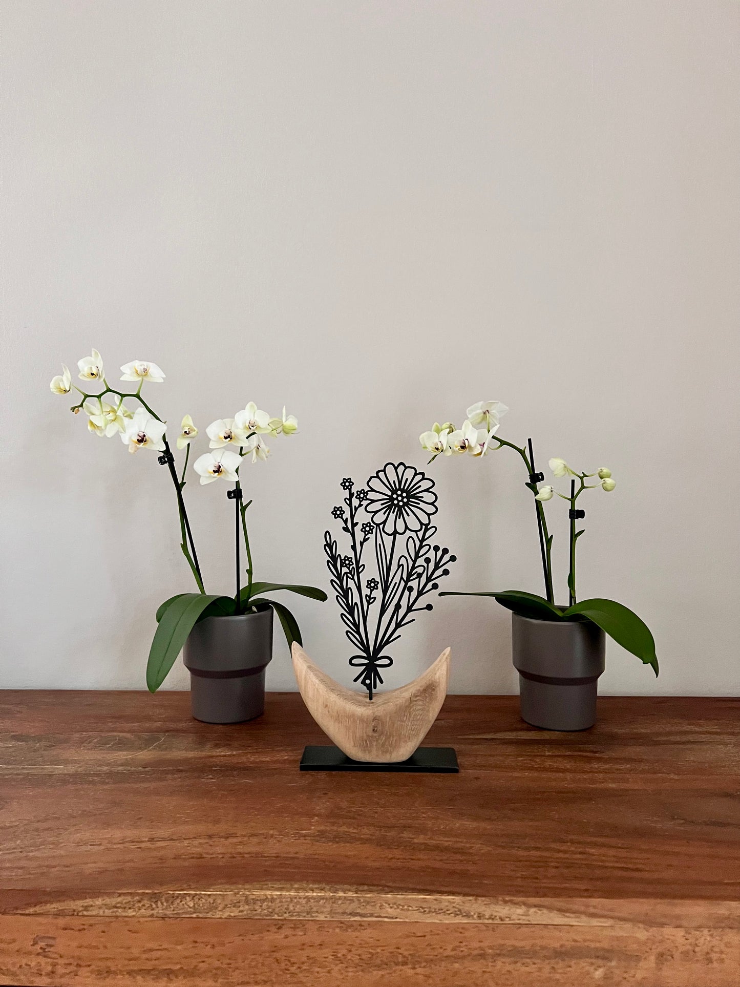 Dekoobjekt Blume aus geschliffenem Eichenholz auf Metallständer