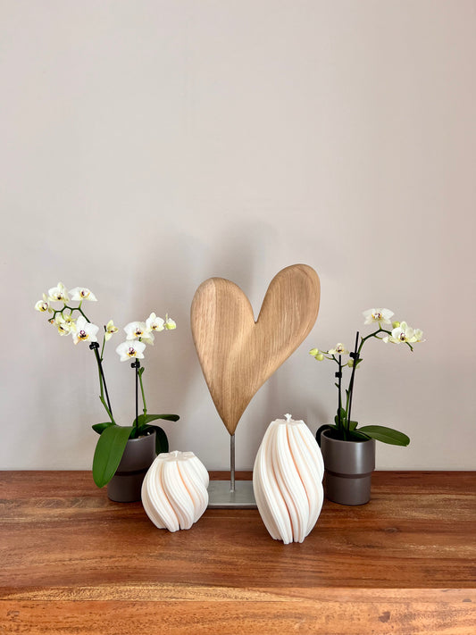 Herz aus geschliffenem Eichenholz auf Metallständer