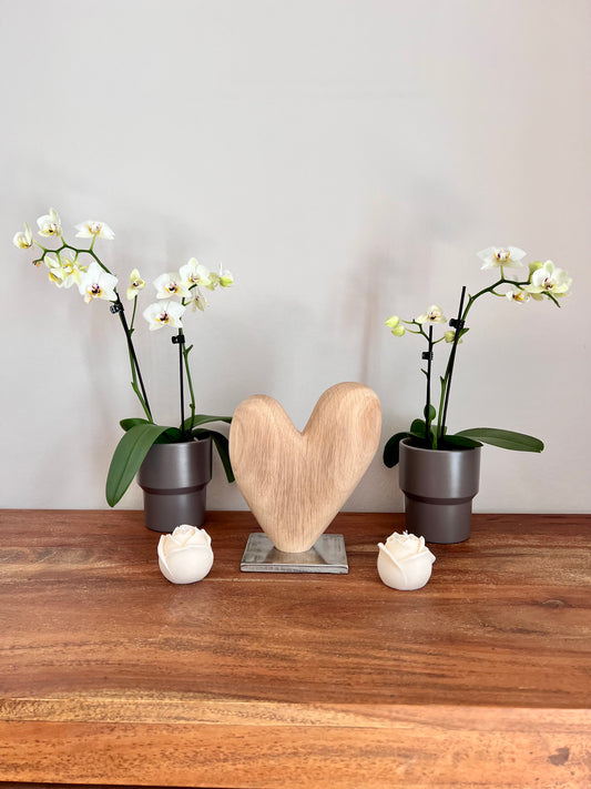 Herz aus geschliffenem Eichenholz auf Metallständer