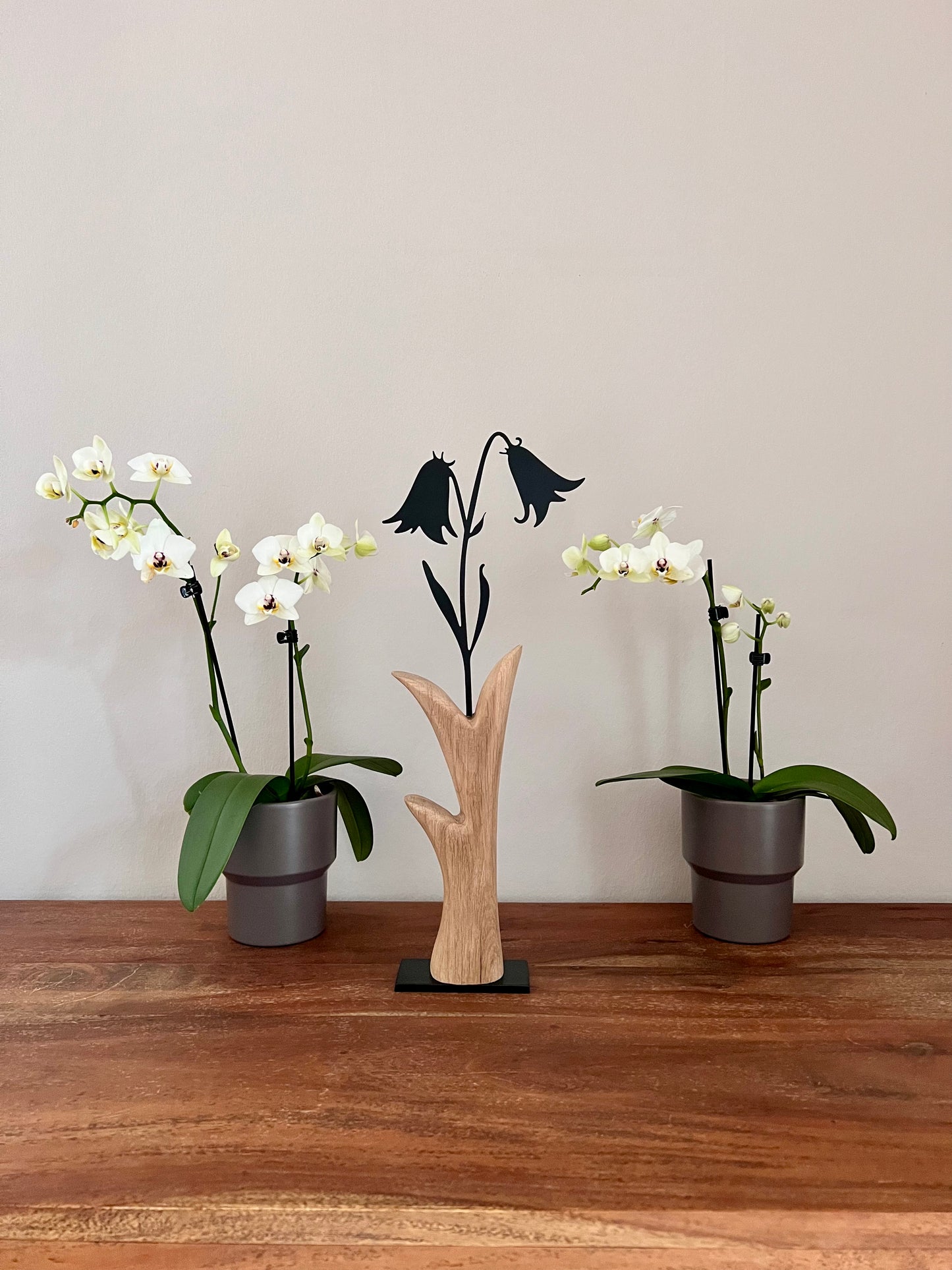 Dekoobjekt Blume aus geschliffenem Eichenholz auf Metallständer
