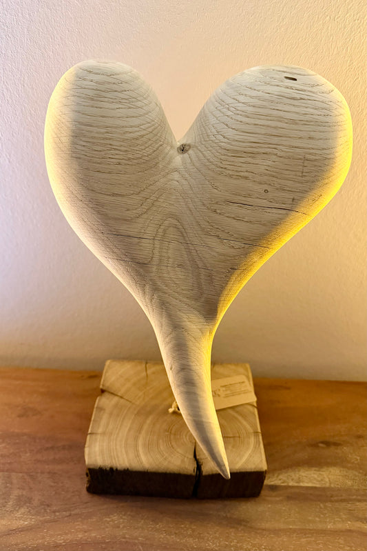 Herz aus geschliffenem Eichenholz auf Metallstab und Holzstamm 1222