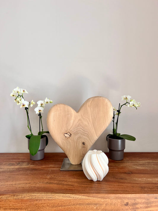 Herz aus geschliffenem Eichenholz auf Metallständer
