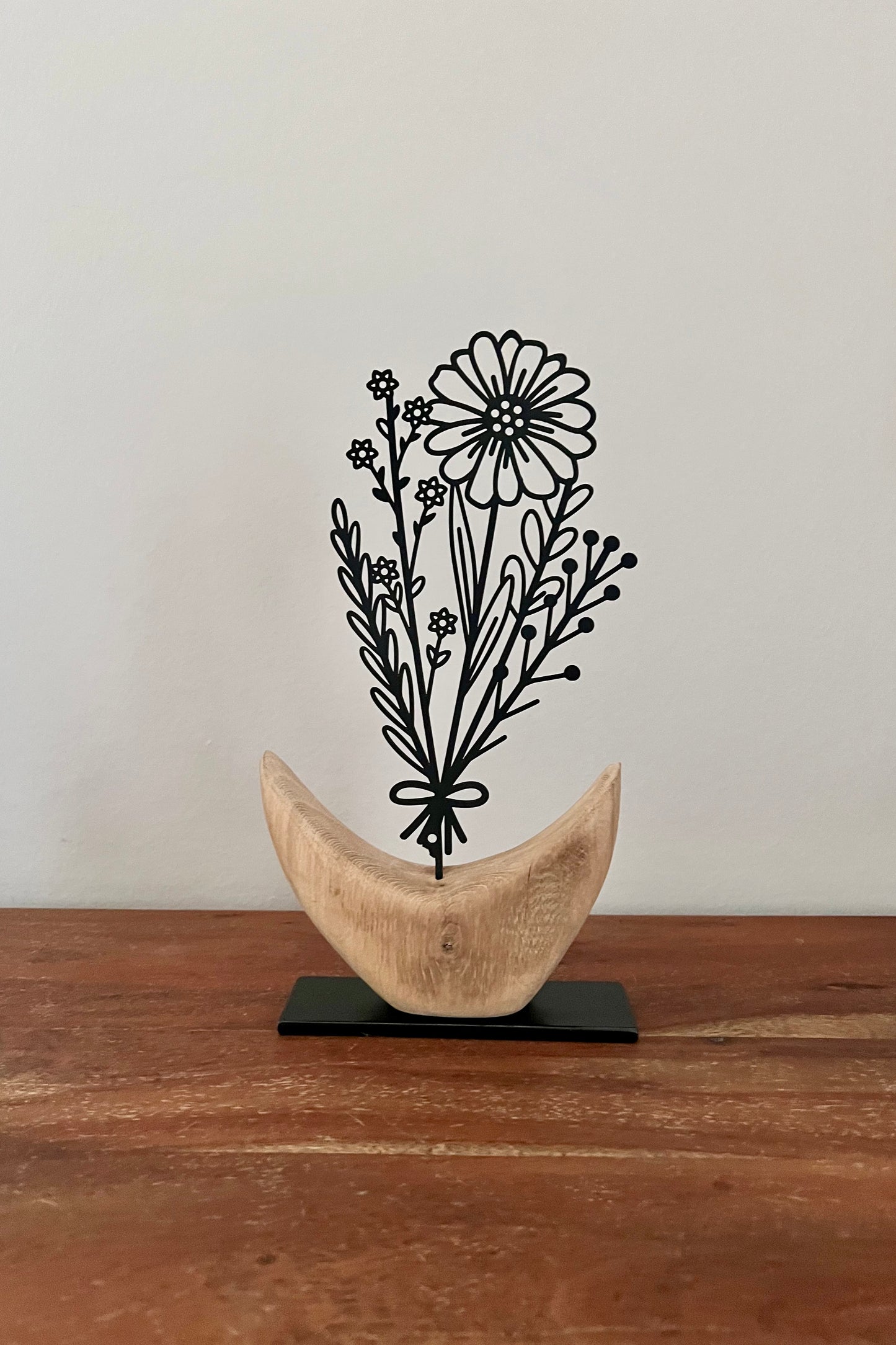 Dekoobjekt Blume aus geschliffenem Eichenholz auf Metallständer