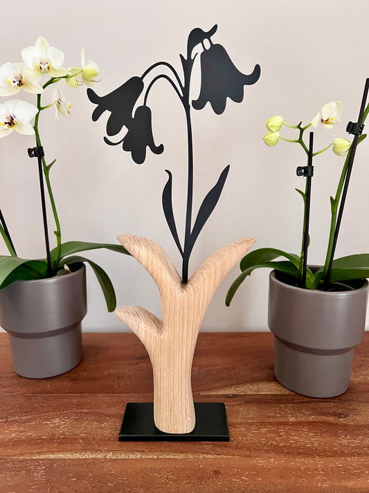 Metallblume schwarz auf geschliffenem Eichenholz 0929